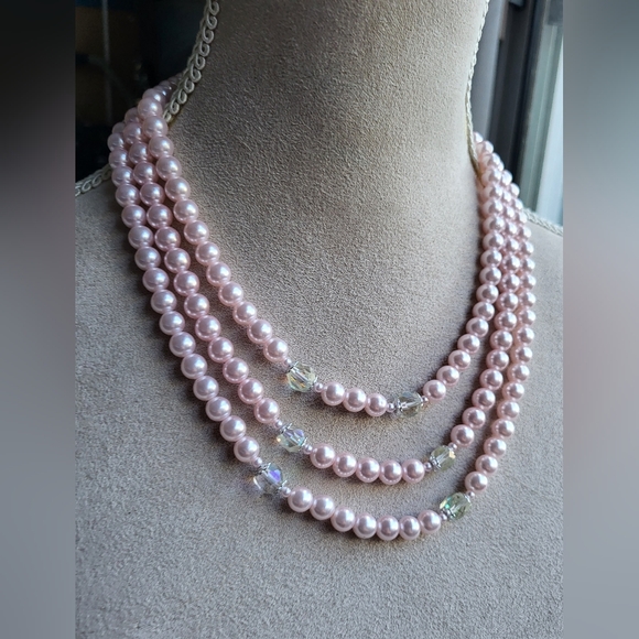 Pink Pearl tripple stranded necklace with Aoroa Borealis accents - Picture 3 of 6